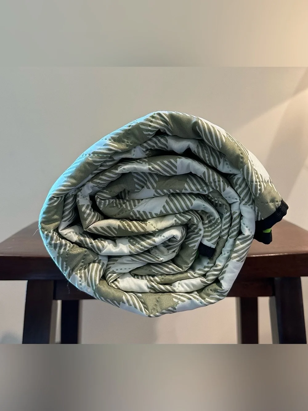 ZAZE • huge waterproof picnic, beach, or backyard blanket • like new • 80” x 80”